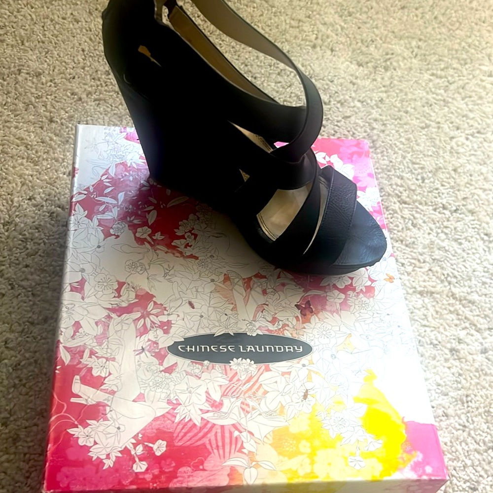 Black wedges